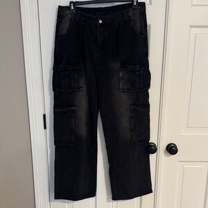 Women's Wide Leg Cargo Pants in Black